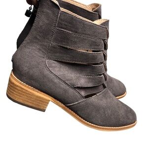 a rider girl faux leather  grey ankle boots back zipper sz 7.5 boho western